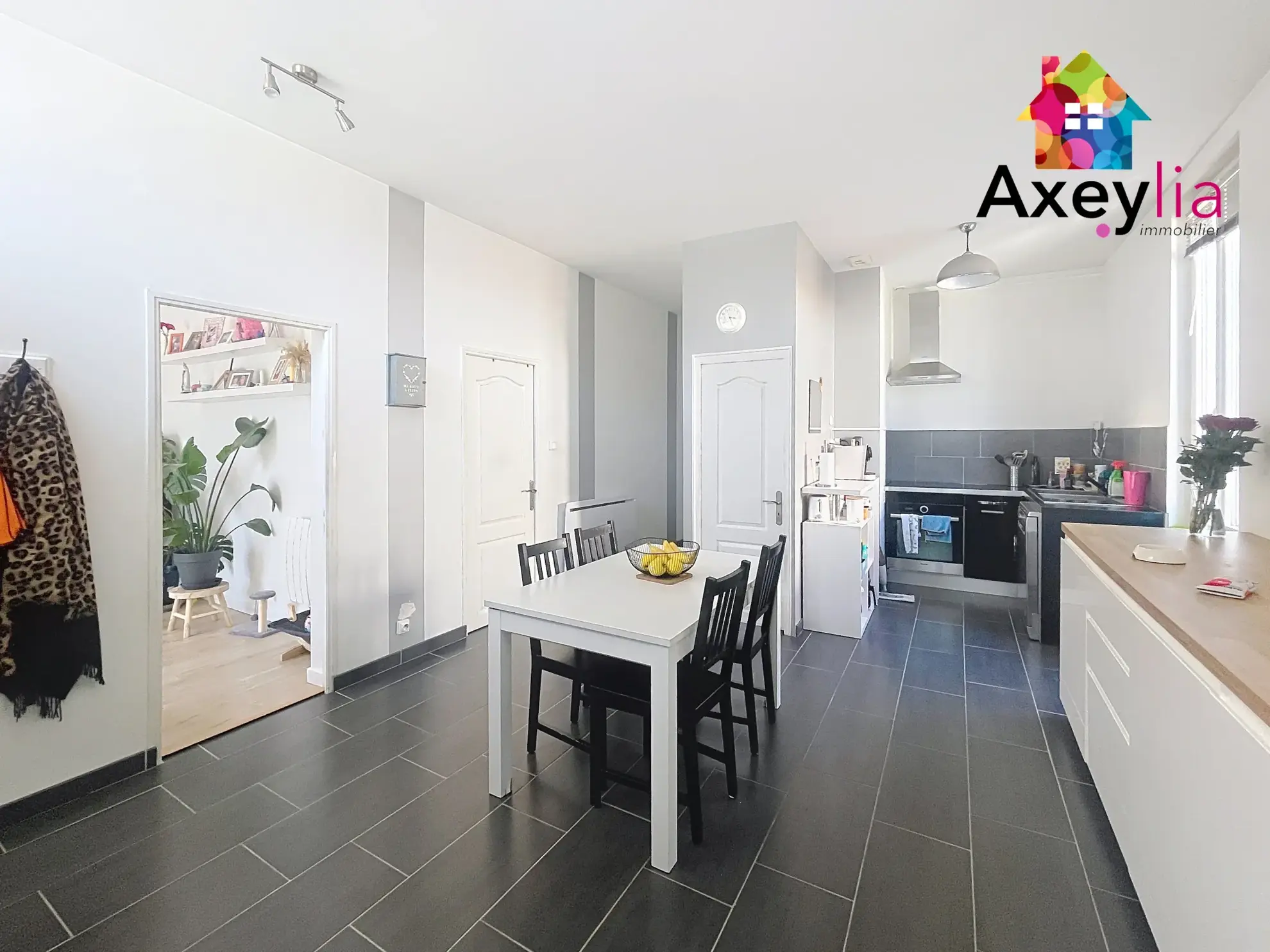 Maison à Riorges avec terrain, piscine et garage – rénovation récente 