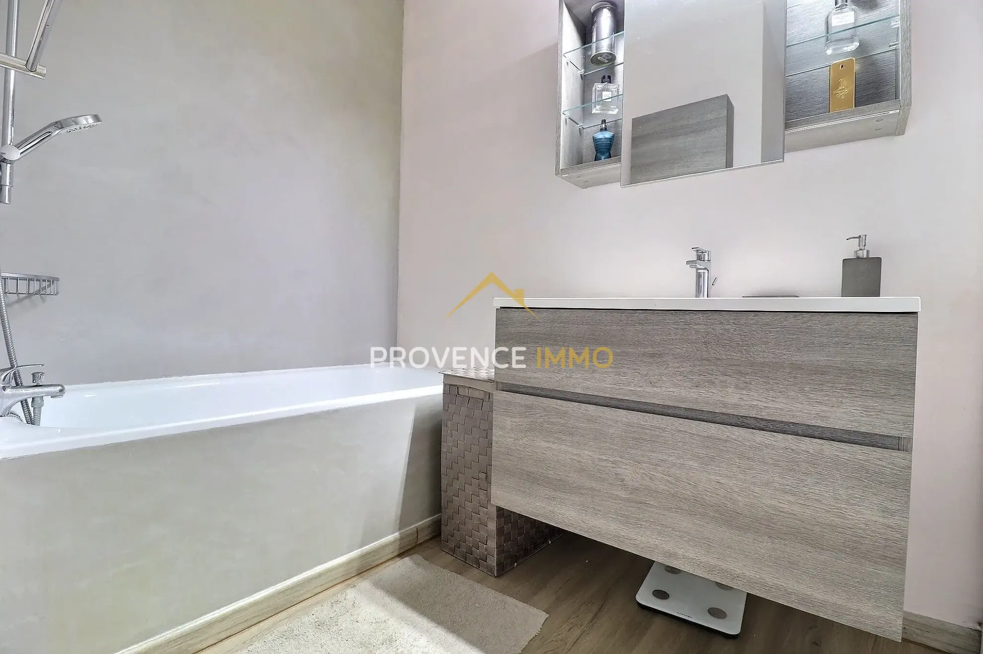 Appartement T2 rénové avec terrasse à Vitrolles – Belle opportunité 