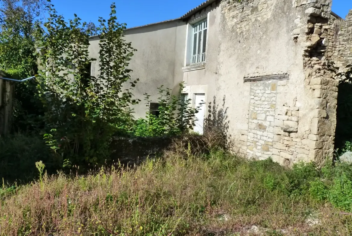 Charmante maison de campagne à rénover avec grange à Saint Georges de Noisné 