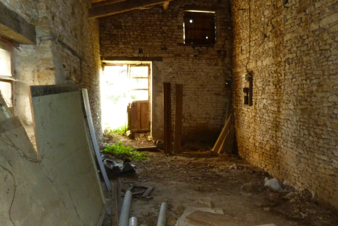 Charmante maison de campagne à rénover avec grange à Saint Georges de Noisné 