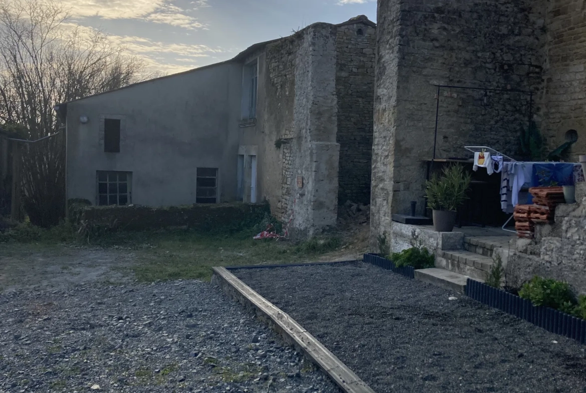 Charmante maison de campagne à rénover avec grange à Saint Georges de Noisné 