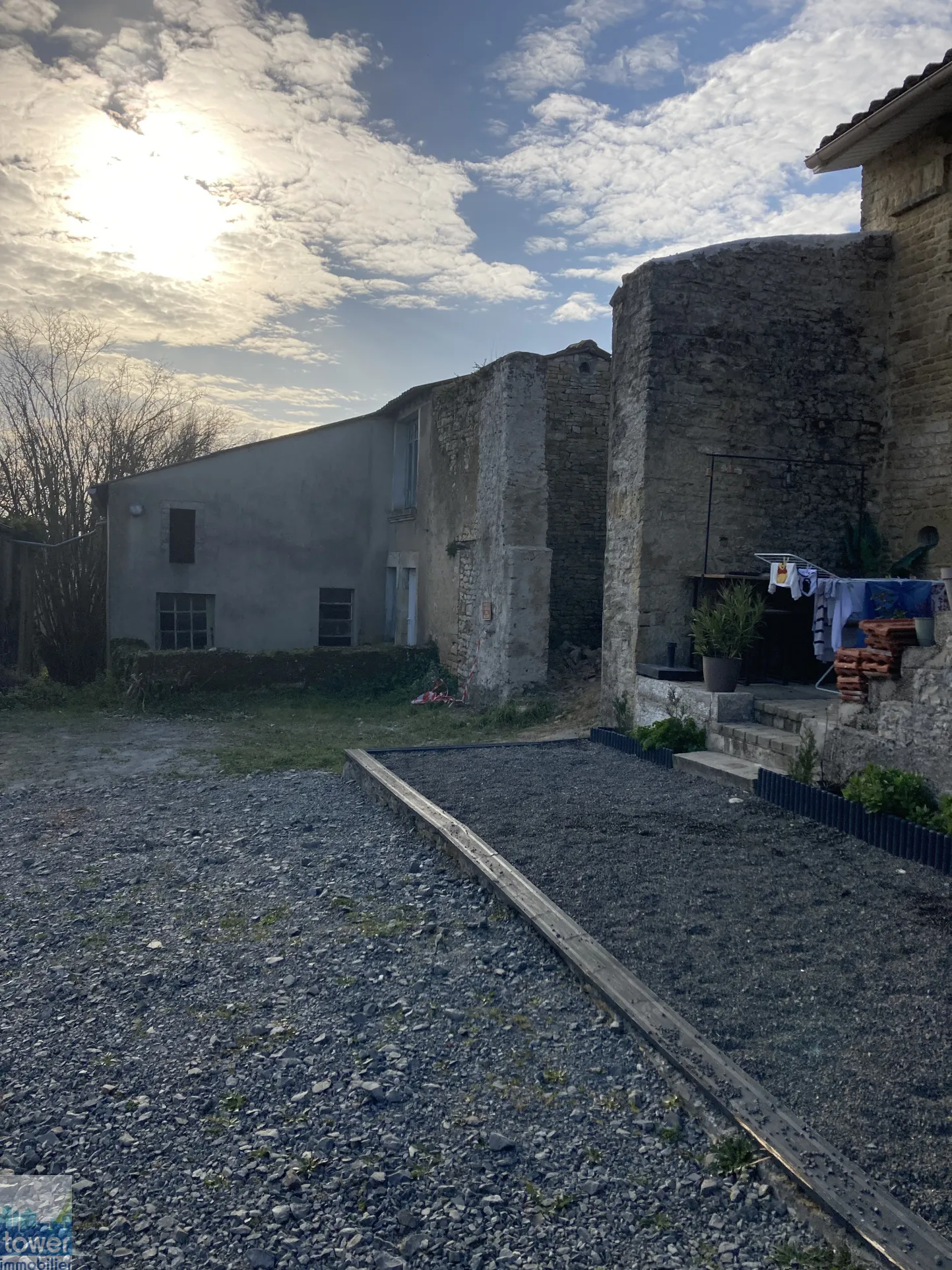 Charmante maison de campagne à rénover avec grange à Saint Georges de Noisné 