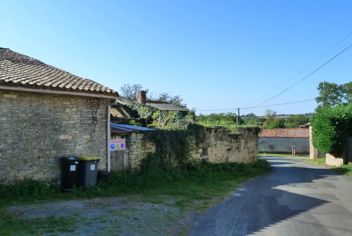 Charmante maison de campagne à rénover avec grange à Saint Georges de Noisné 