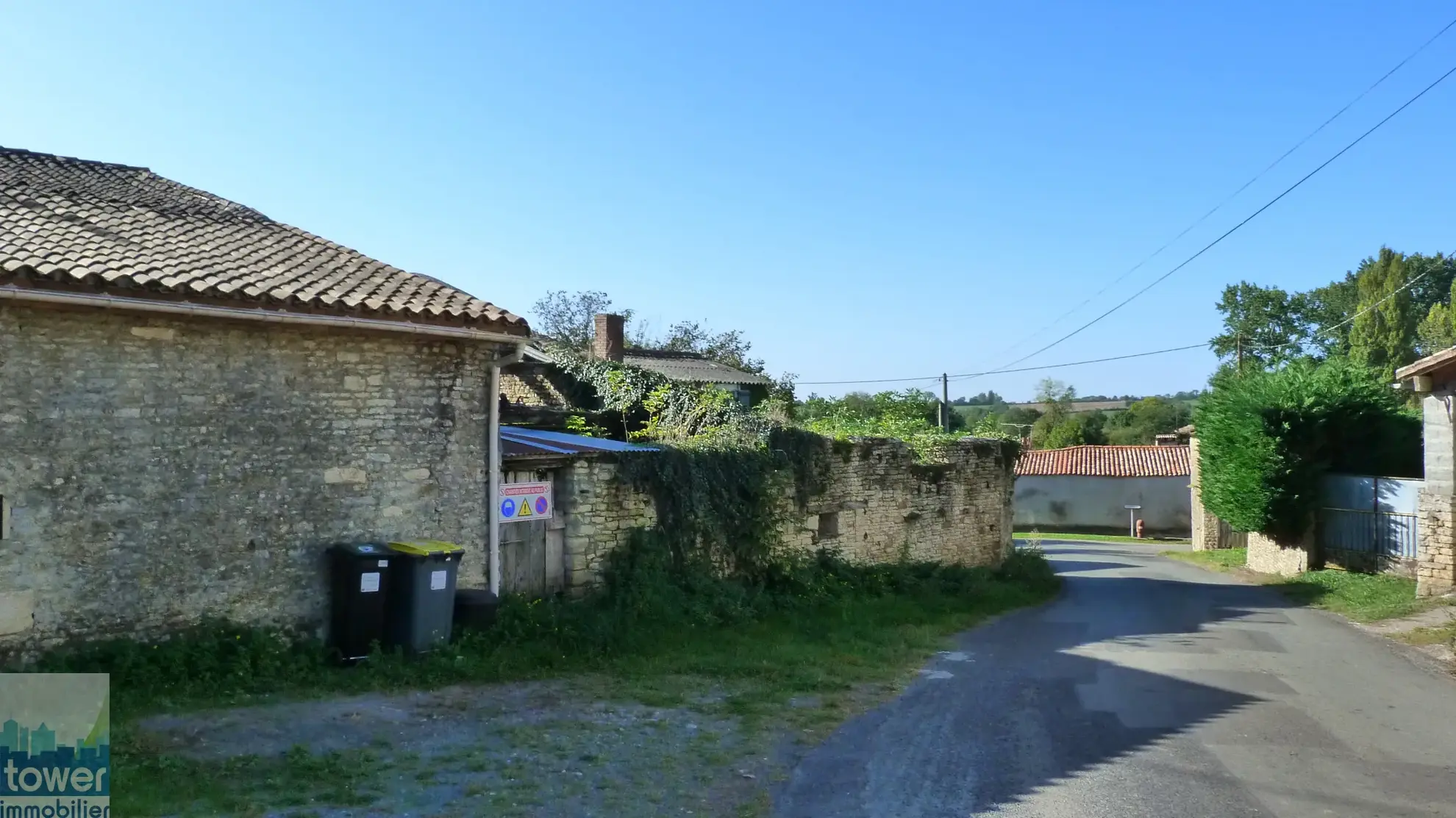 Charmante maison de campagne à rénover avec grange à Saint Georges de Noisné 