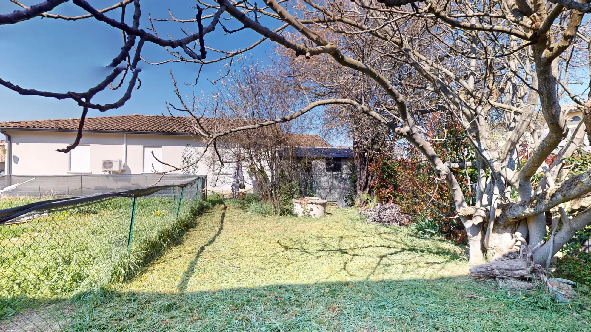 Appartement spacieux de 6 pièces avec jardin et panneaux photovoltaïques à Frouzins 