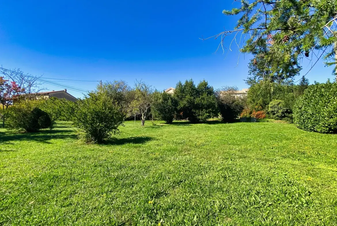 Terrain de 982 m² à vendre à Aubenas, idéal pour construction résidentielle 