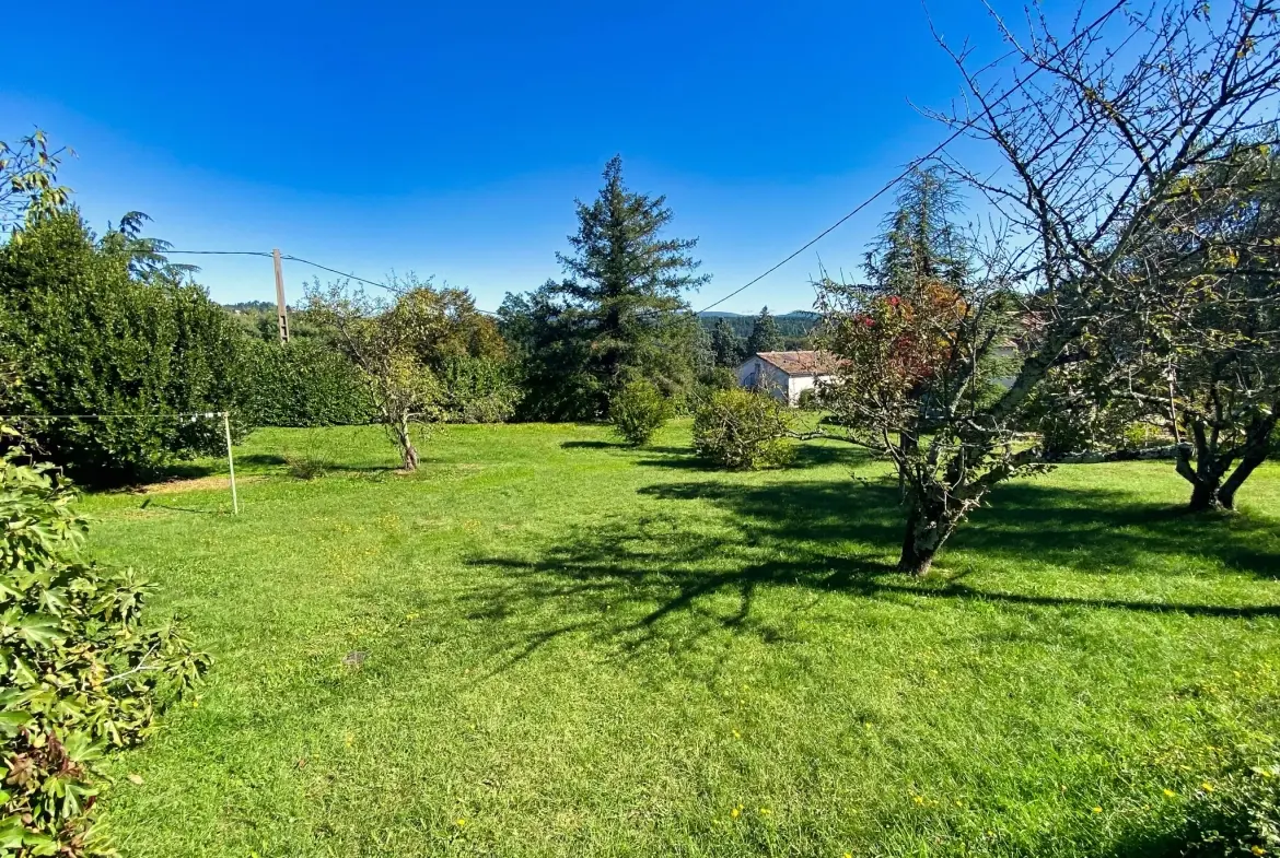 Terrain de 982 m² à vendre à Aubenas, idéal pour construction résidentielle 