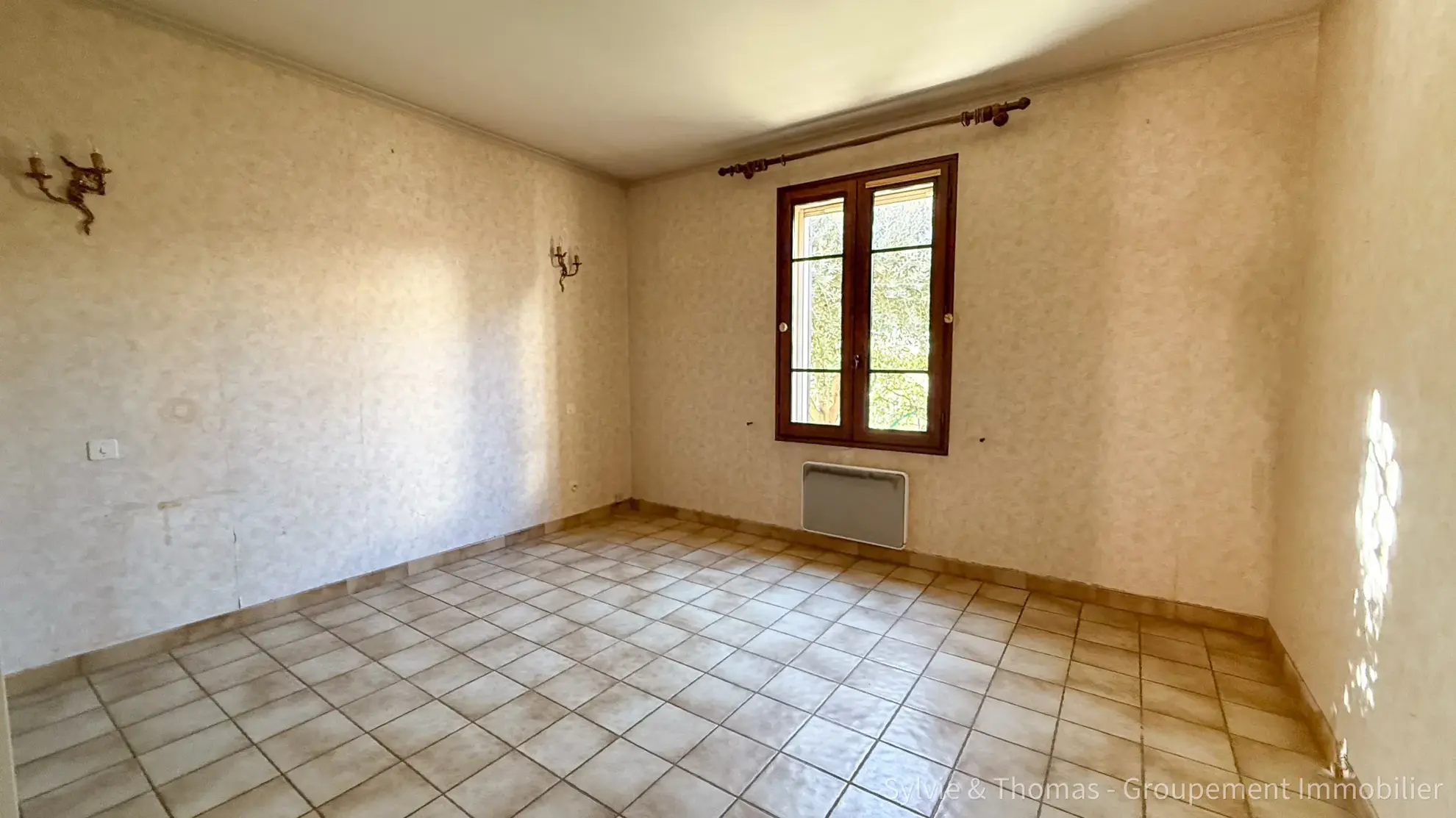 Maison de plain-pied à Orange - 80 m², 2 chambres, jardin, garage et véranda 