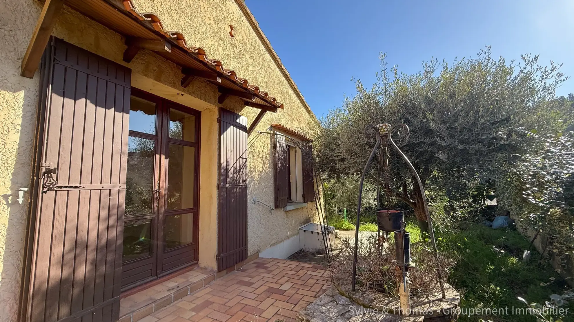 Maison de plain-pied à Orange - 80 m², 2 chambres, jardin, garage et véranda 