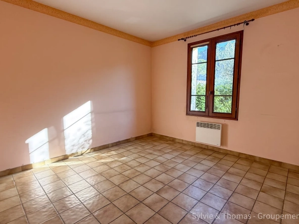 Maison de plain-pied à Orange - 80 m², 2 chambres, jardin, garage et véranda 