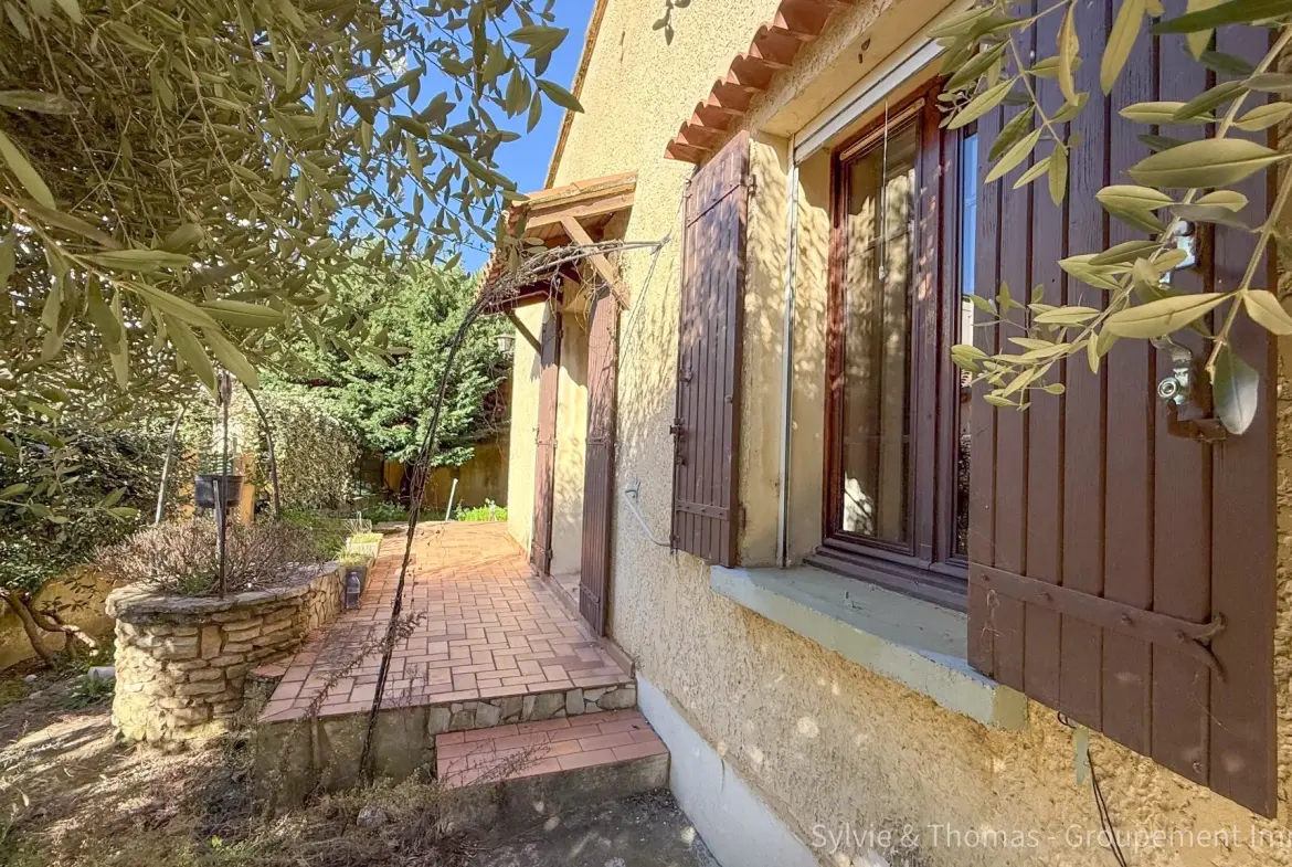 Maison de plain-pied à Orange - 80 m², 2 chambres, jardin, garage et véranda 