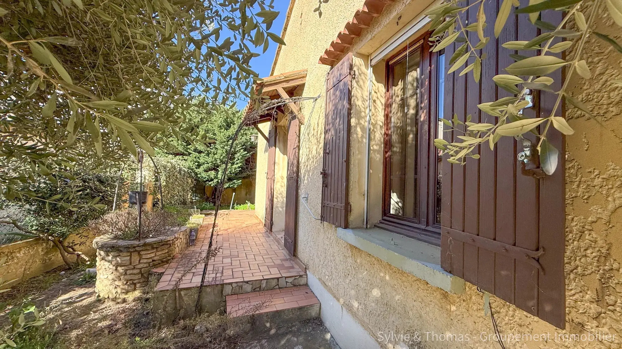 Maison de plain-pied à Orange - 80 m², 2 chambres, jardin, garage et véranda 