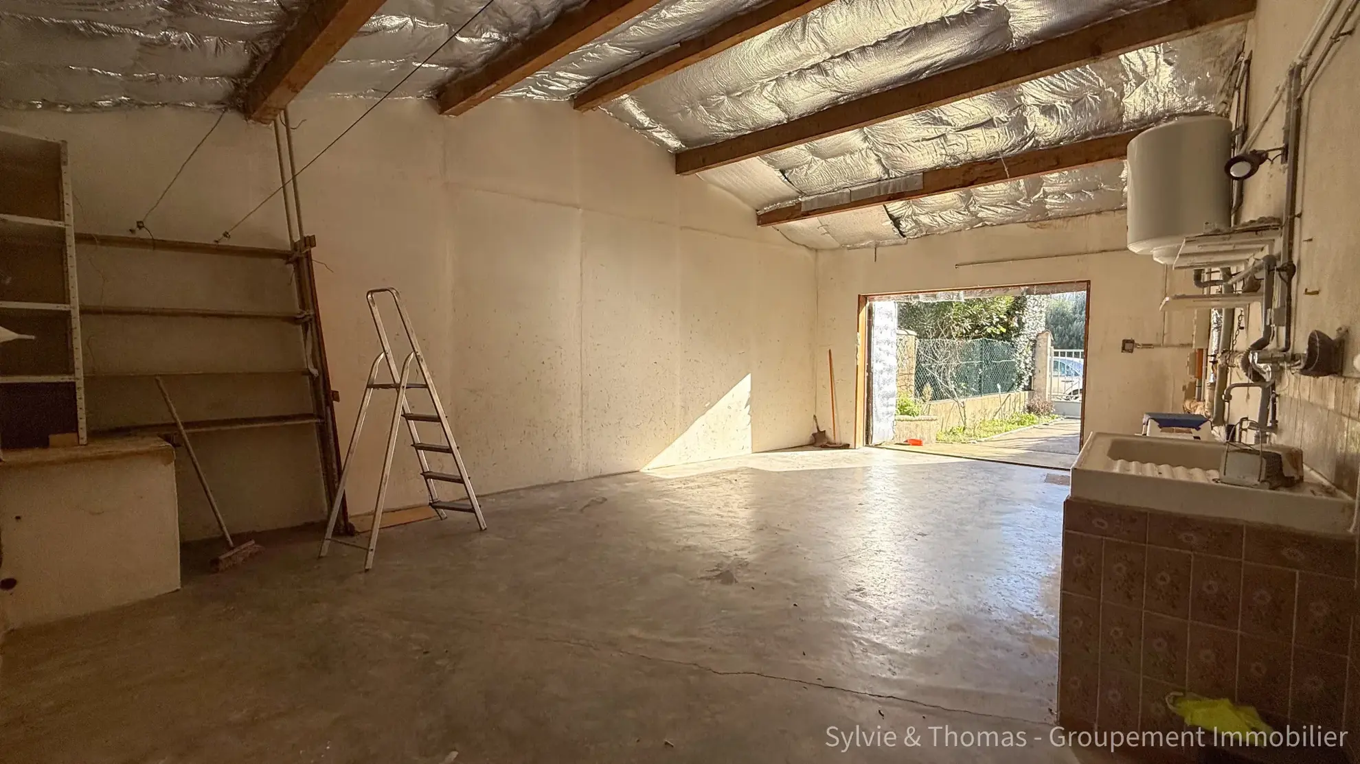 Maison de plain-pied à Orange - 80 m², 2 chambres, jardin, garage et véranda 