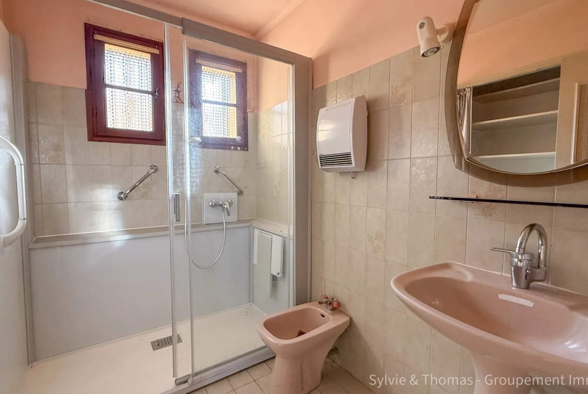 Maison de plain-pied à Orange - 80 m², 2 chambres, jardin, garage et véranda 