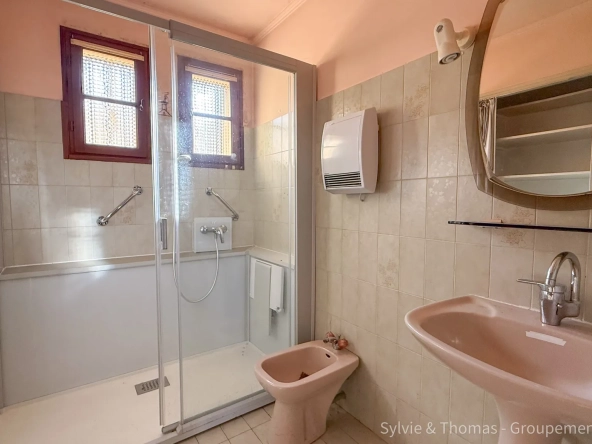Maison de plain-pied à Orange - 80 m², 2 chambres, jardin, garage et véranda 