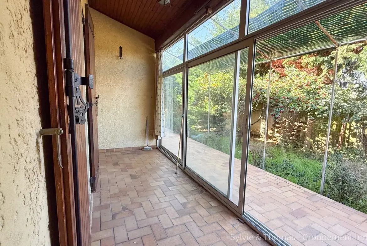 Maison de plain-pied à Orange - 80 m², 2 chambres, jardin, garage et véranda 