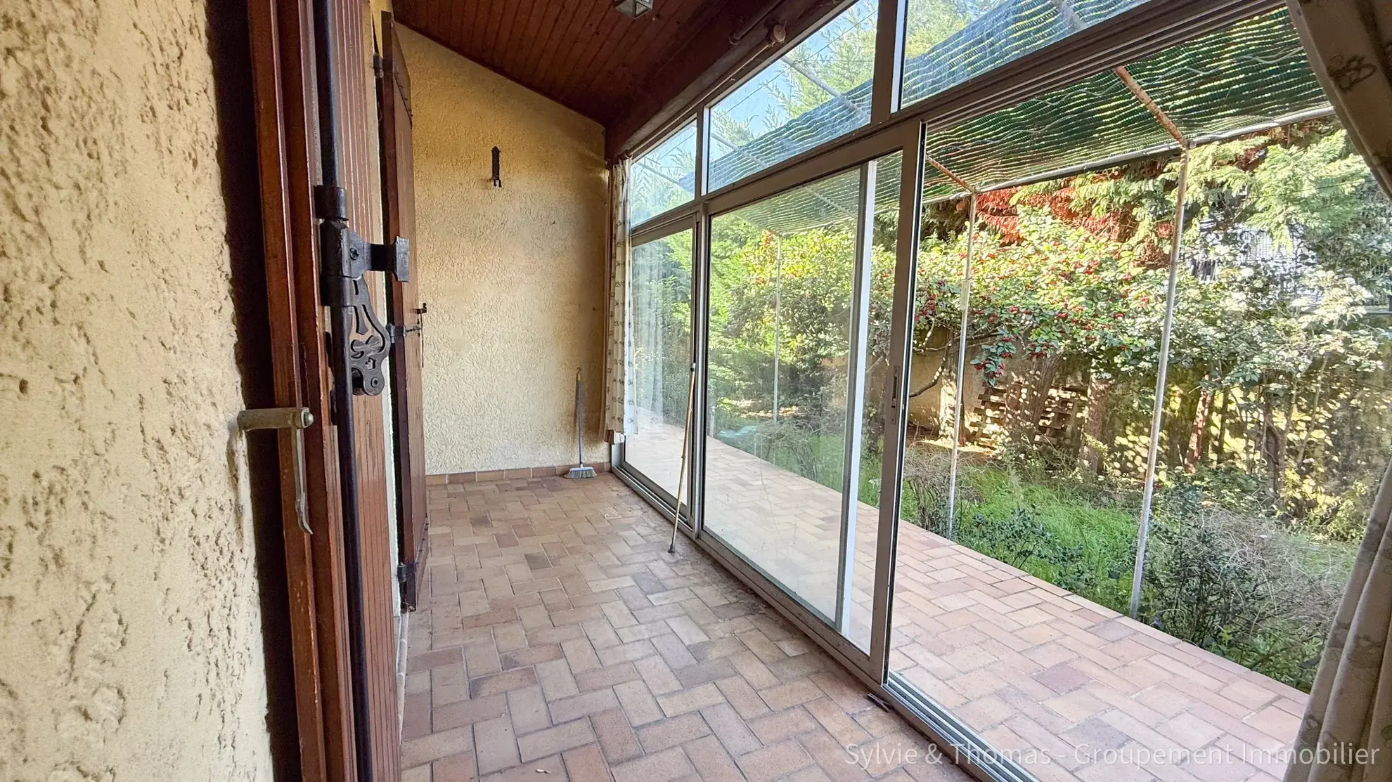 Maison de plain-pied à Orange - 80 m², 2 chambres, jardin, garage et véranda 
