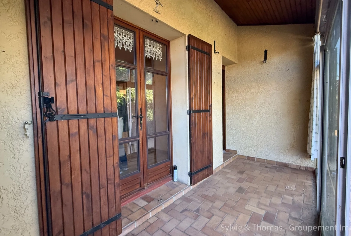 Maison de plain-pied à Orange - 80 m², 2 chambres, jardin, garage et véranda 