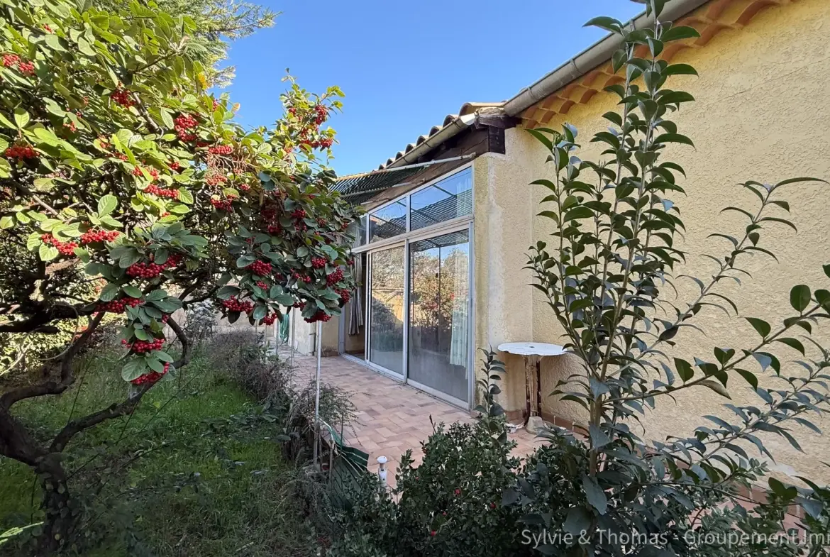 Maison de plain-pied à Orange - 80 m², 2 chambres, jardin, garage et véranda 