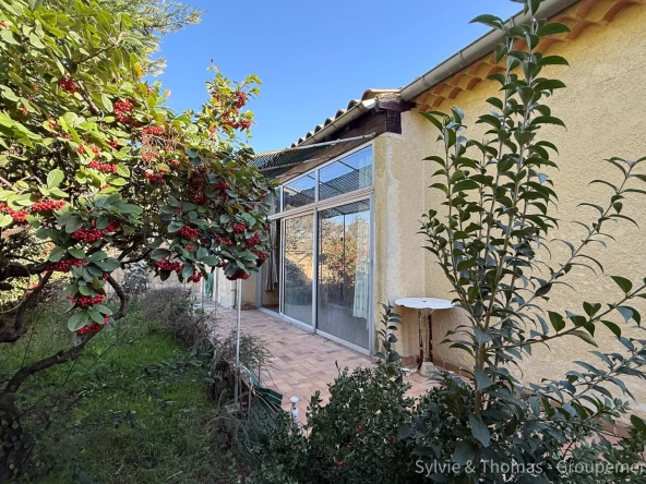 Maison de plain-pied à Orange - 80 m², 2 chambres, jardin, garage et véranda 