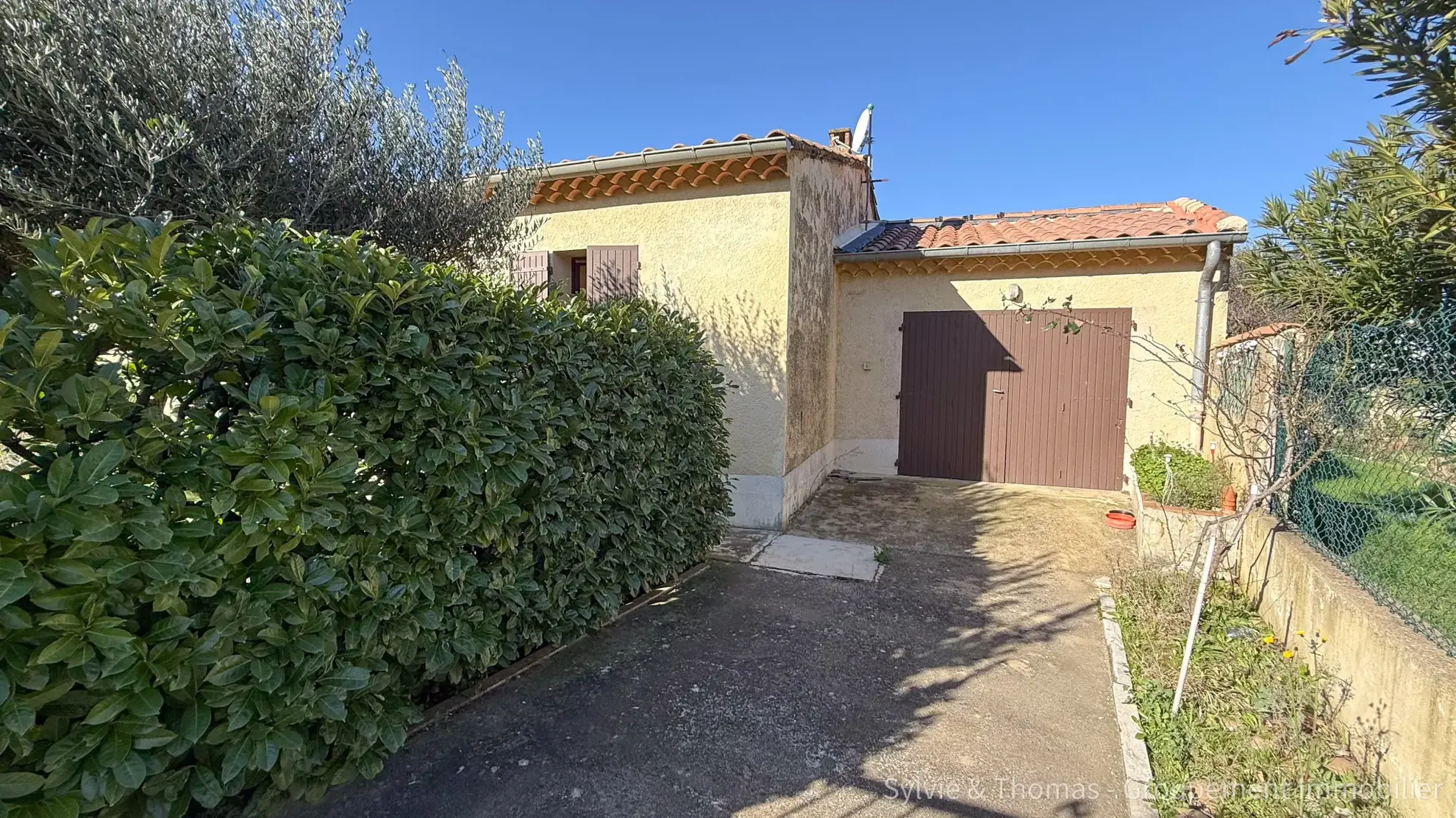 Maison de plain-pied à Orange - 80 m², 2 chambres, jardin, garage et véranda 