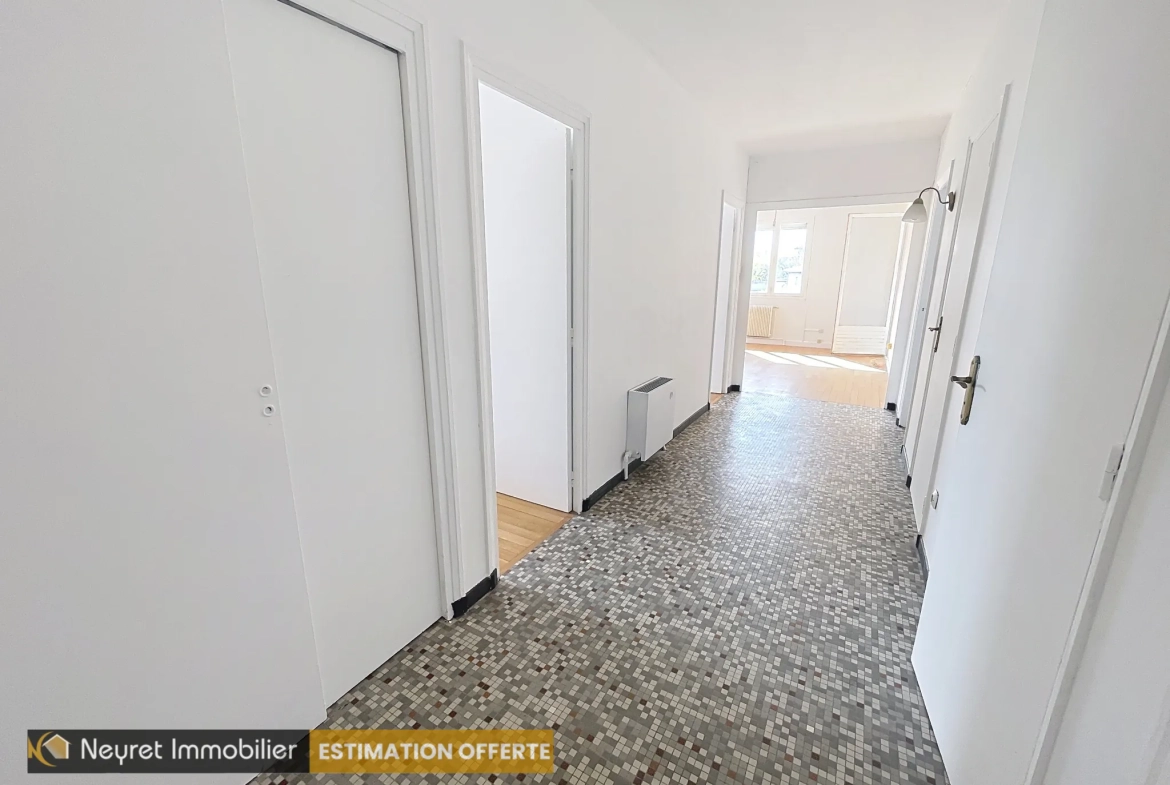 Appartement T4 avec balcon, cave et parking à Grigny-sur-Rhône 