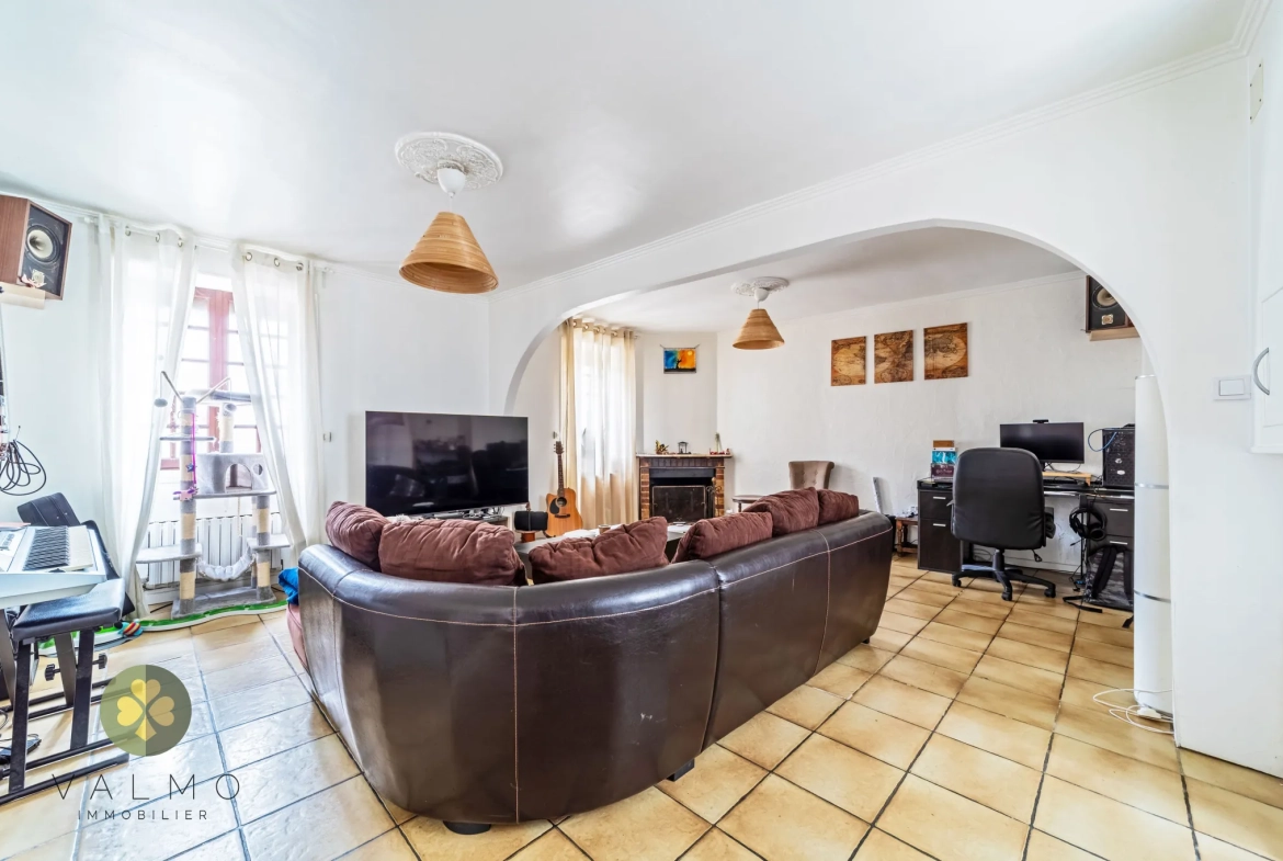 Maison de ville à Maule (78) avec potentiel de rénovation et 4 chambres 