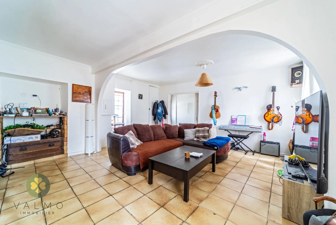 Maison de ville à Maule (78) avec potentiel de rénovation et 4 chambres 