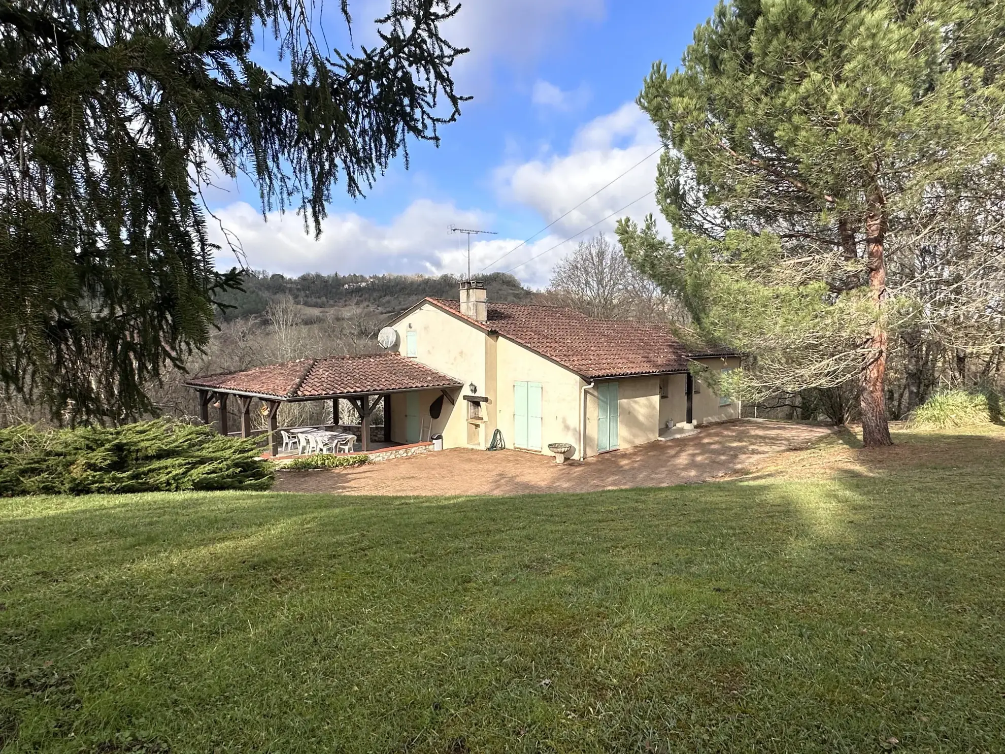 Charmante maison à Pujols avec piscine, vue campagne et grand jardin - Calme et confort 