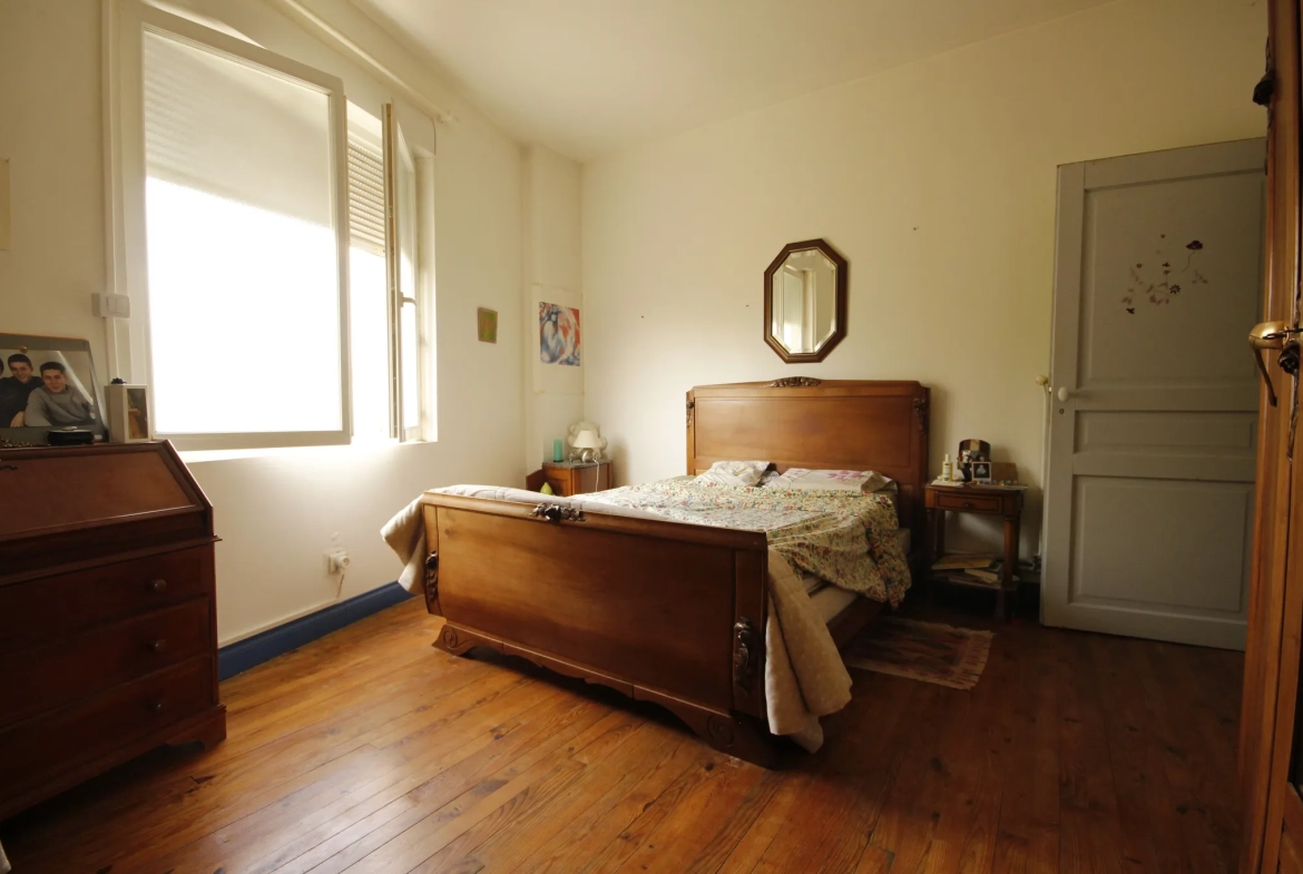Maison rénovée de 230 m² à Sainte-Gemme, idéal pour profession libérale 