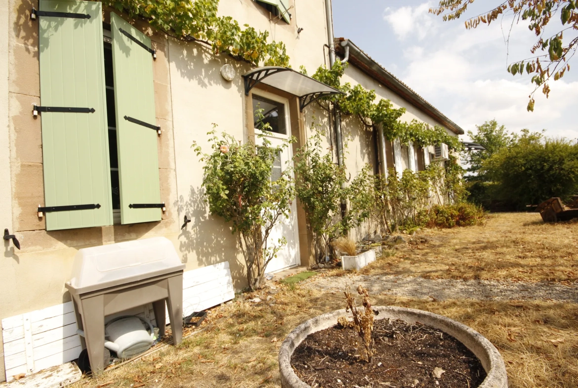 Maison rénovée de 230 m² à Sainte-Gemme, idéal pour profession libérale 