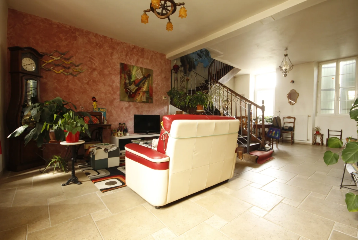 Maison rénovée de 230 m² à Sainte-Gemme, idéal pour profession libérale 
