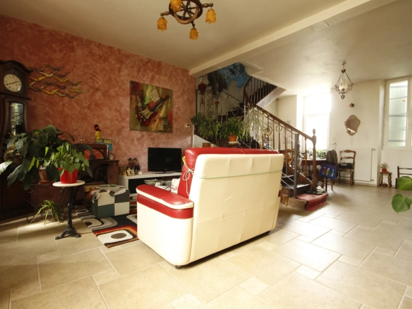 Maison rénovée de 230 m² à Sainte-Gemme, idéal pour profession libérale