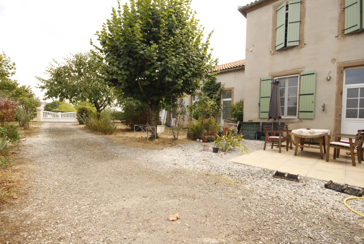 Maison rénovée de 230 m² à Sainte-Gemme, idéal pour profession libérale 