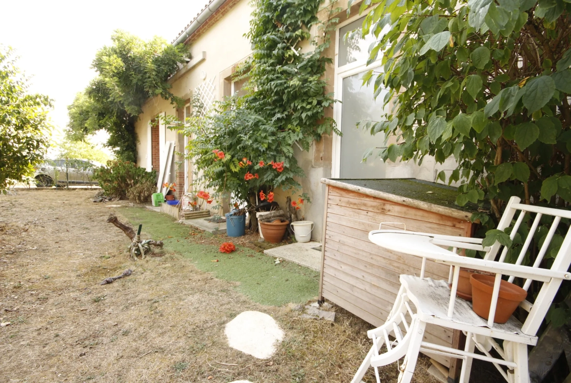 Maison rénovée de 230 m² à Sainte-Gemme, idéal pour profession libérale 
