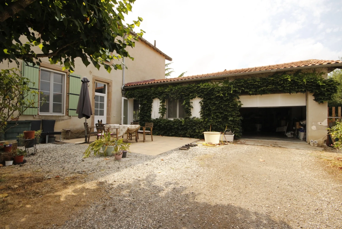 Maison rénovée de 230 m² à Sainte-Gemme, idéal pour profession libérale 
