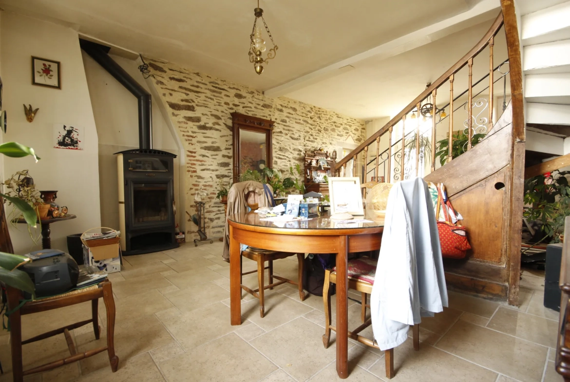 Maison rénovée de 230 m² à Sainte-Gemme, idéal pour profession libérale 