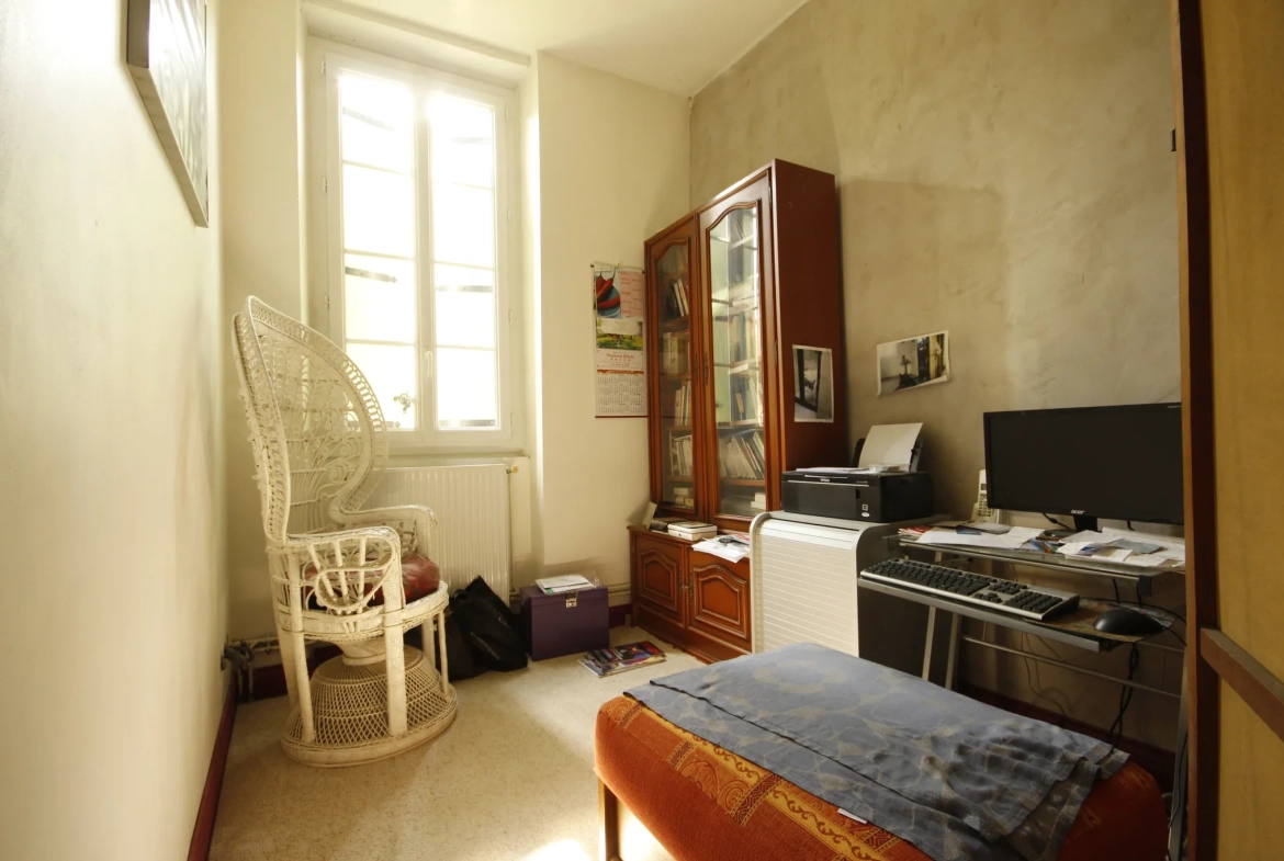 Maison rénovée de 230 m² à Sainte-Gemme, idéal pour profession libérale 