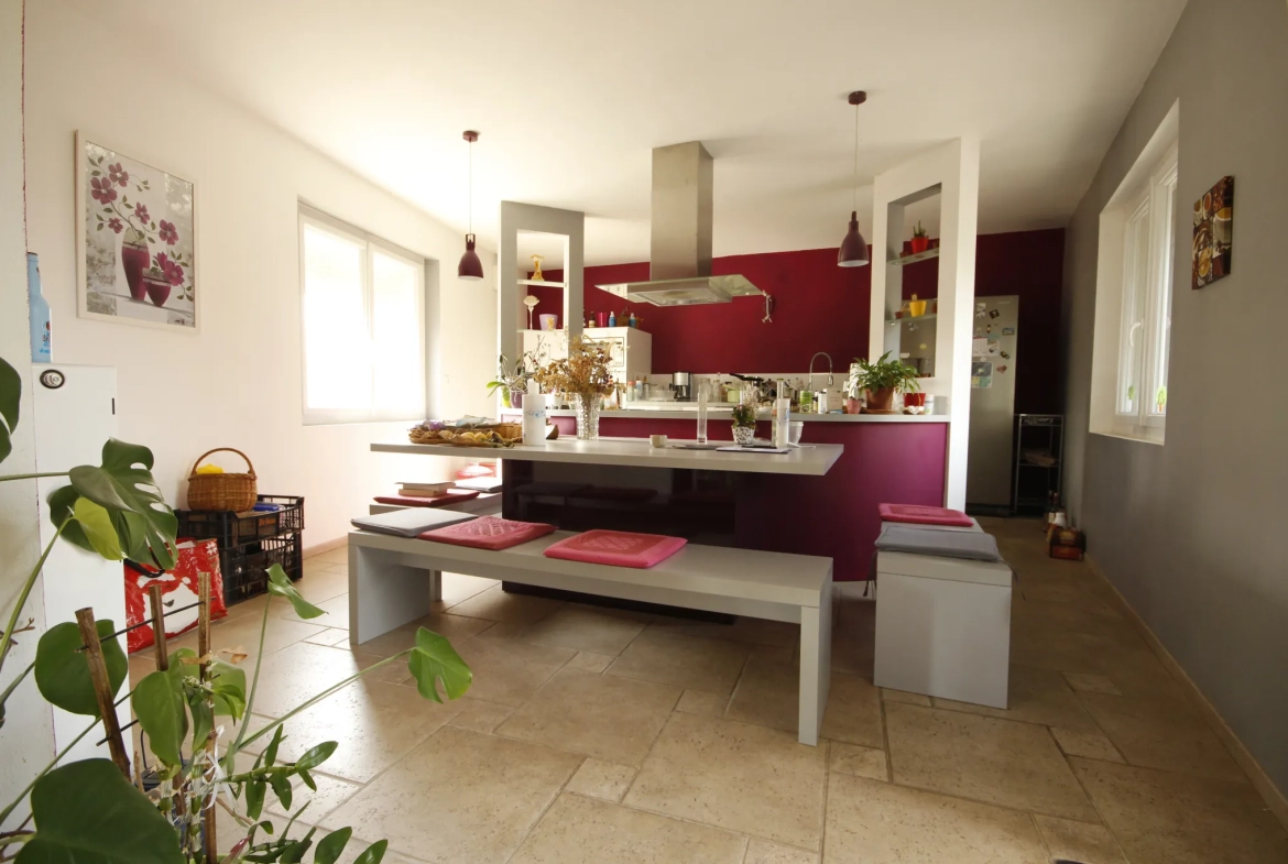 Maison rénovée de 230 m² à Sainte-Gemme, idéal pour profession libérale 