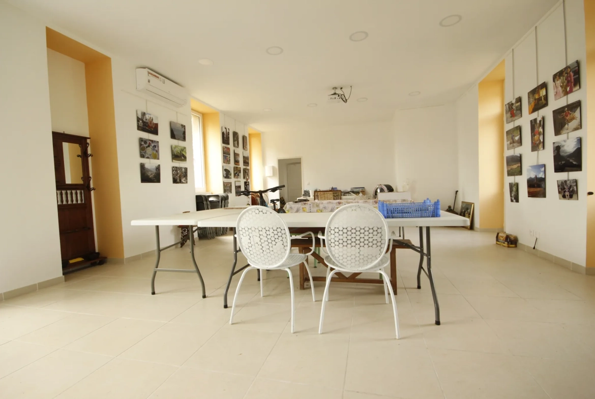 Maison rénovée de 230 m² à Sainte-Gemme, idéal pour profession libérale 