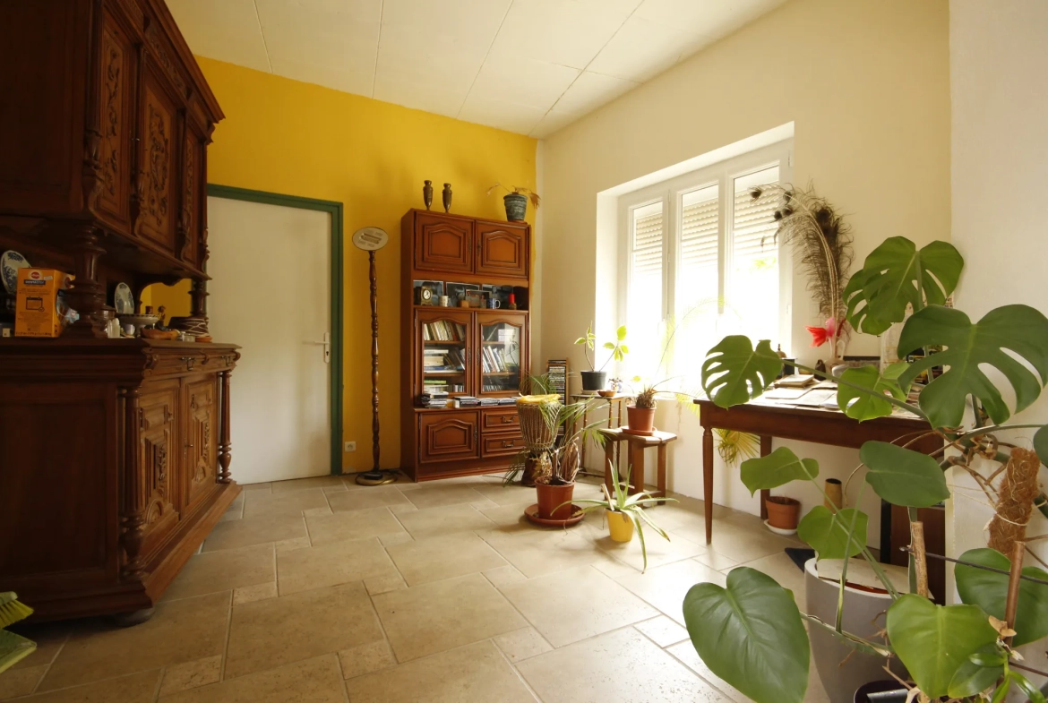 Maison rénovée de 230 m² à Sainte-Gemme, idéal pour profession libérale 