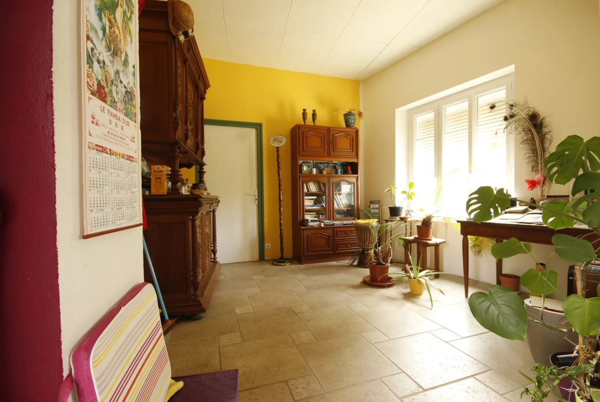 Maison rénovée de 230 m² à Sainte-Gemme, idéal pour profession libérale 