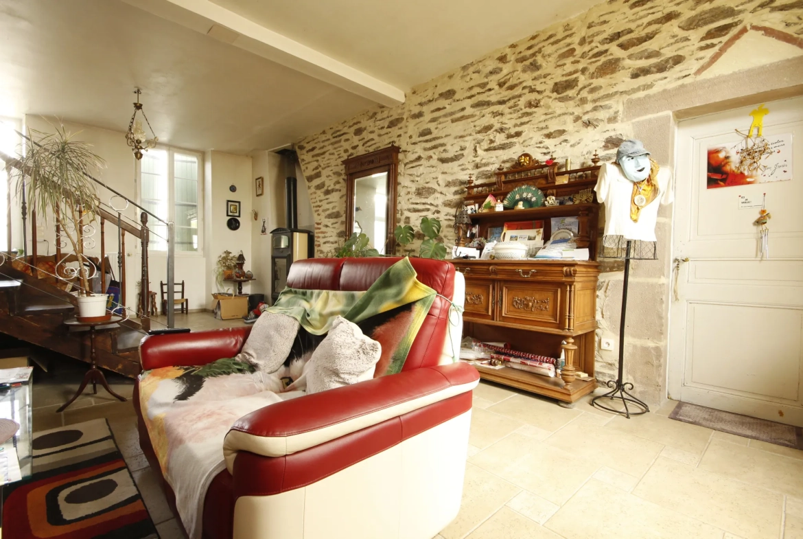 Maison rénovée de 230 m² à Sainte-Gemme, idéal pour profession libérale 