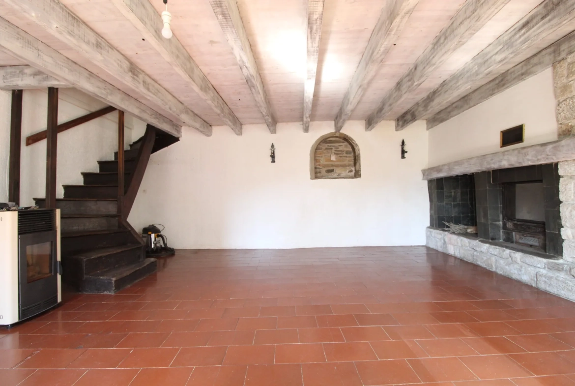 Maison en pierre de 159 m² avec jardin, terrasses et vue dégagée à Fayet 