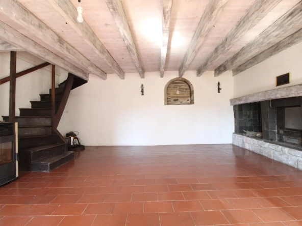 Maison en pierre de 159 m² avec jardin, terrasses et vue dégagée à Fayet 