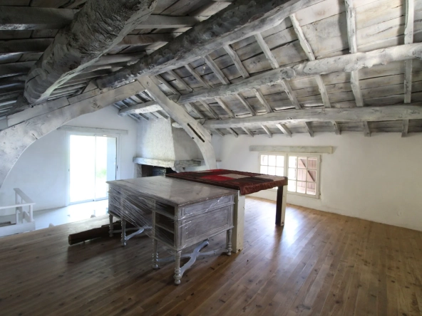 Maison en pierre de 159 m² avec jardin, terrasses et vue dégagée à Fayet 