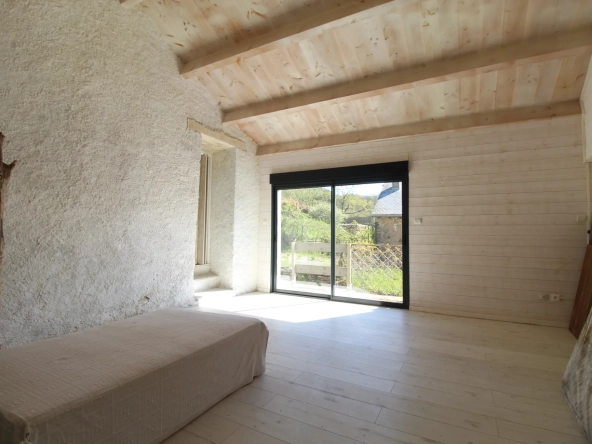 Maison en pierre de 159 m² avec jardin, terrasses et vue dégagée à Fayet 