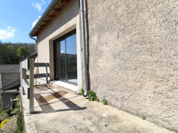 Maison en pierre de 159 m² avec jardin, terrasses et vue dégagée à Fayet 