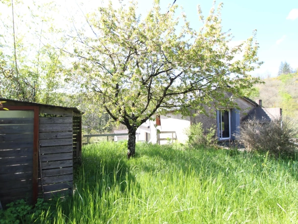 Maison en pierre de 159 m² avec jardin, terrasses et vue dégagée à Fayet 