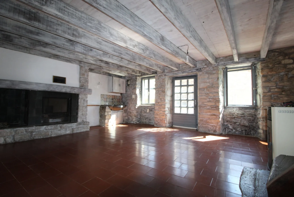 Maison en pierre de 159 m² avec jardin, terrasses et vue dégagée à Fayet 